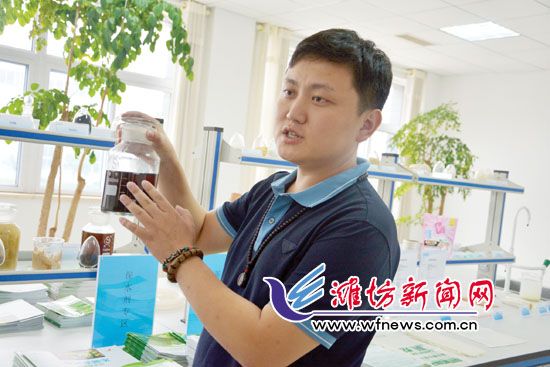 王曉凱正在介紹“旱地寶”的優(yōu)勢。